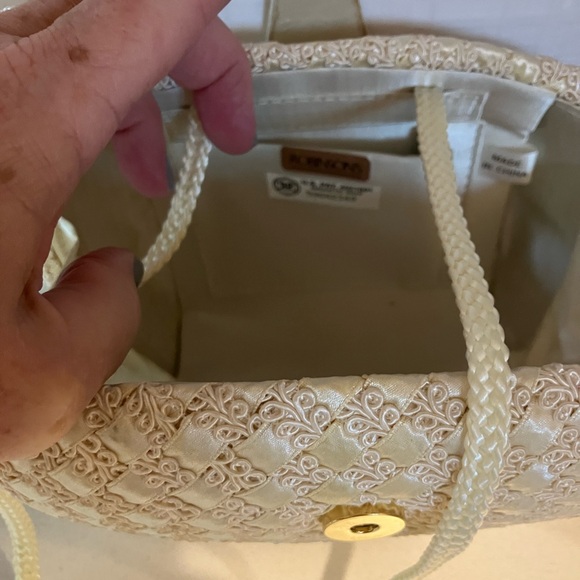Vintage Elegant Cream Quilted Crossbody Bag. - Picture 5 of 6